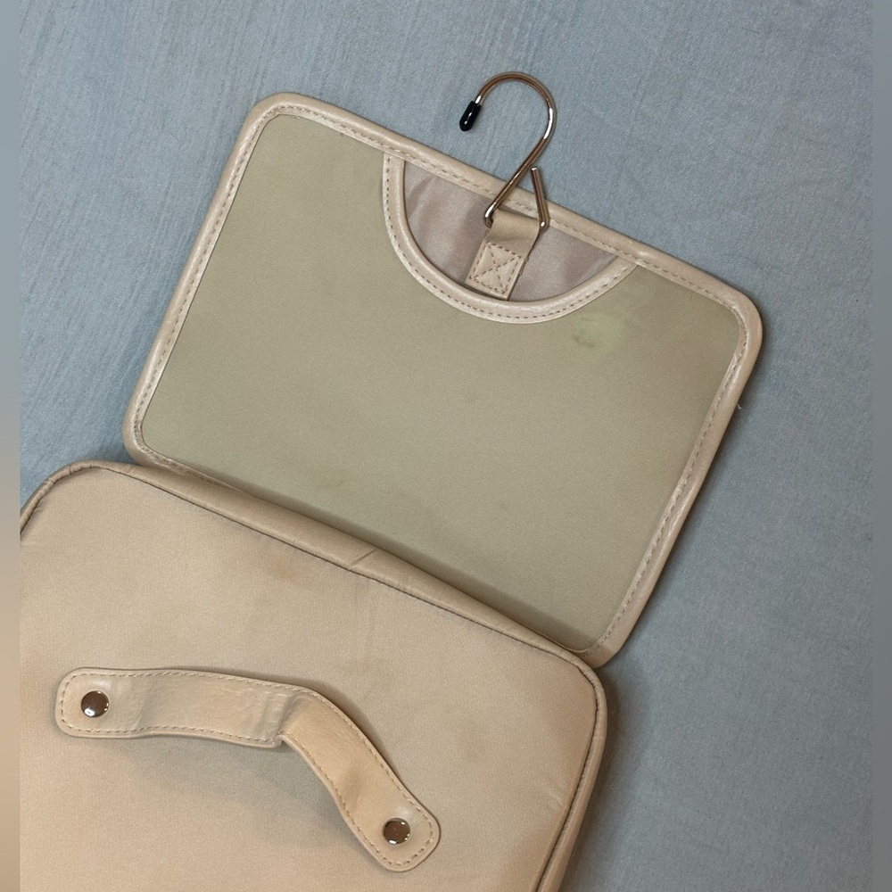 The Hanging Cosmetic Case - Picture 9 of 10
